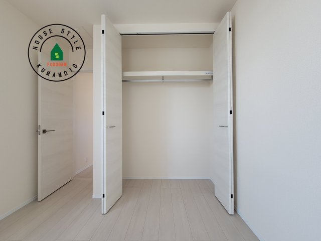 熊本市南区並建町第2-2棟（1号棟）の収納|洋服や大きな荷物が多い方や人数の多いご家族などは、一般的なクローゼットよりもウォークインクローゼットのほうが使い勝手が良いです。