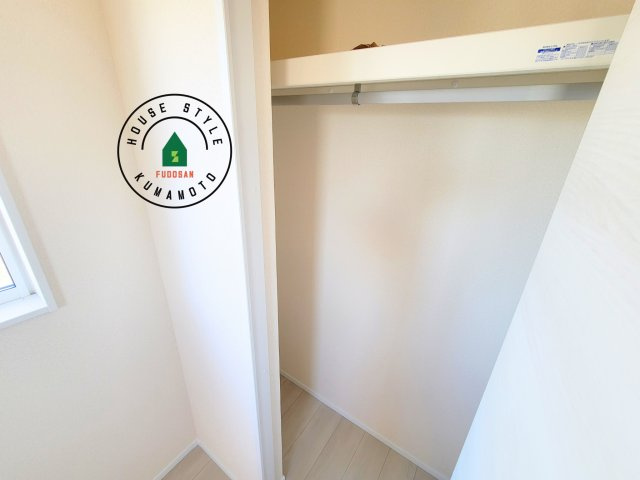 熊本市南区並建町第2-2棟（1号棟）の収納|洋服や大きな荷物が多い方や人数の多いご家族などは、一般的なクローゼットよりもウォークインクローゼットのほうが使い勝手が良いです。
