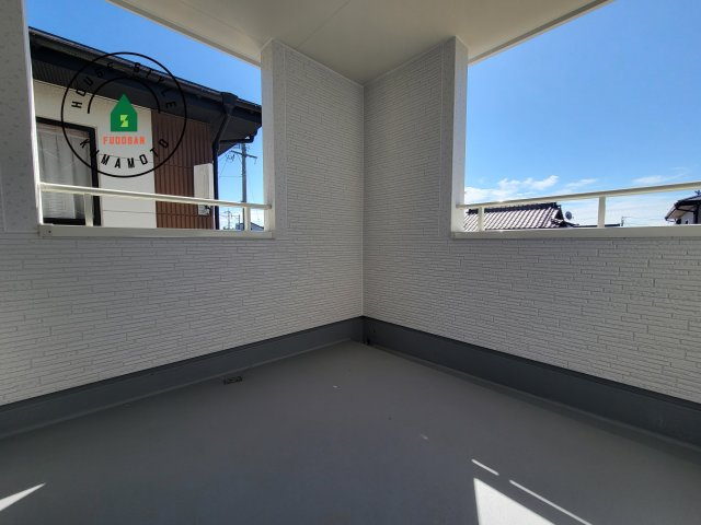 熊本市南区並建町第2-2棟（1号棟）のバルコニー|風をしっかりと感じられるバルコニーでは、毎日が洗濯日和です。広々としているので洗濯も楽しくなるでしょうし、気分転換にバルコニーからの眺めを楽しむのもいいでしょう。