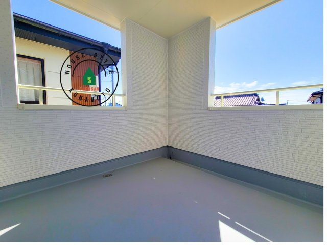 熊本市南区並建町第2-2棟（1号棟）のバルコニー|風をしっかりと感じられるバルコニーでは、毎日が洗濯日和です。広々としているので洗濯も楽しくなるでしょうし、気分転換にバルコニーからの眺めを楽しむのもいいでしょう。