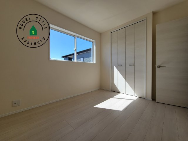 熊本市南区並建町第2-2棟（1号棟）の洋室|採光良好な洋室は全居室、複層ガラスの遮熱効果と断熱効果で、一年中快適に過ごせます。