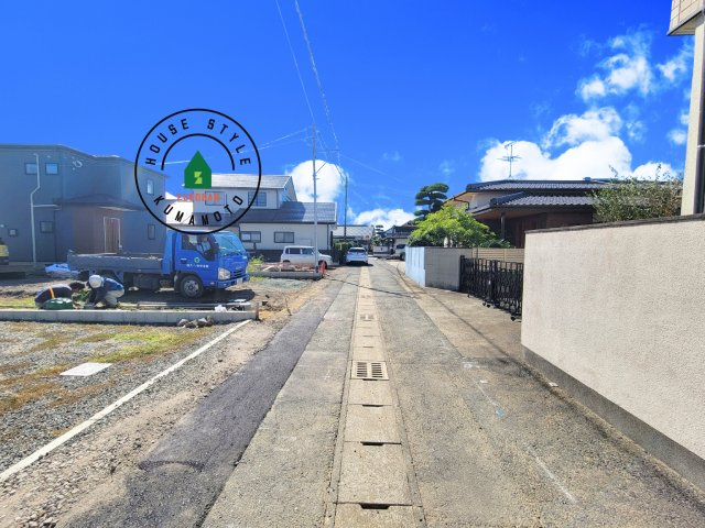 熊本市南区並建町第2-2棟（1号棟）の前面道路含む現地写真|前面道路です。