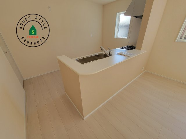 熊本市南区並建町第2-2棟（1号棟）のダイニング|会話が弾む場所として居心地の良いリビングです。