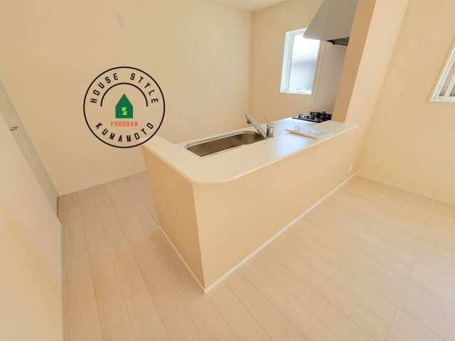 熊本市南区並建町第2-2棟（1号棟）のダイニング|会話が弾む場所として居心地の良いリビングです。