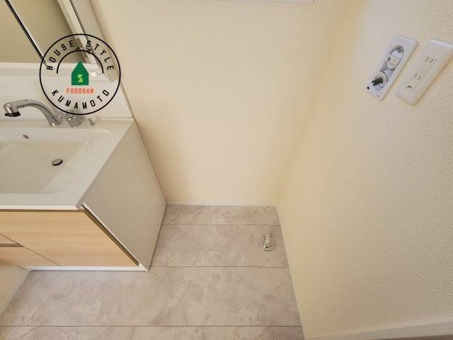 熊本市南区並建町第2-2棟（1号棟）のランドリースペース|追い炊きリモコン　システムバスはお風呂とリビングから操作可能です。