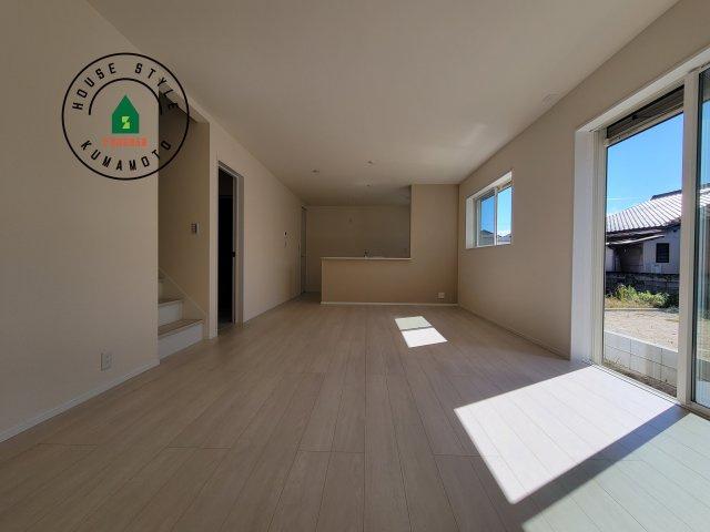 熊本市南区並建町第2-2棟（1号棟）の居間・リビング|キッチンからリビングをしっかり確認できます。家族の笑顔があふれる空間になりそうですね。