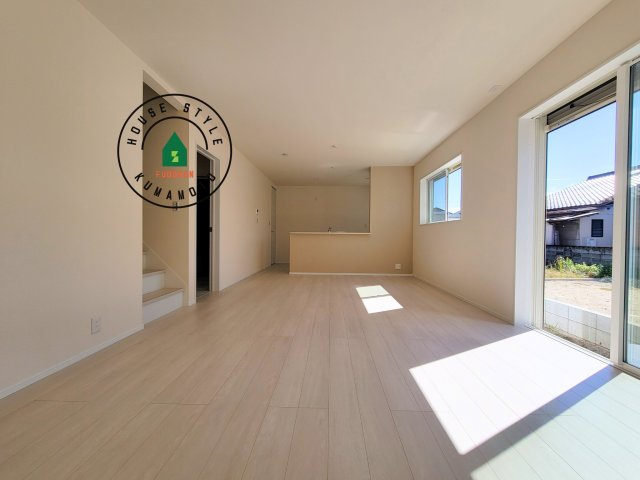 熊本市南区並建町第2-2棟（1号棟）の居間・リビング|キッチンからリビングをしっかり確認できます。家族の笑顔があふれる空間になりそうですね。