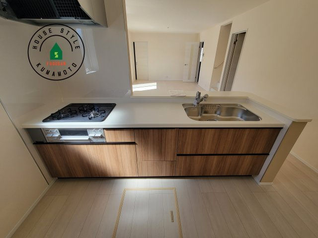 熊本市南区並建町第2-2棟（1号棟）のキッチン|ご家族を近くに感じられる対面キッチンのLDK。会話もはずみそうですね。