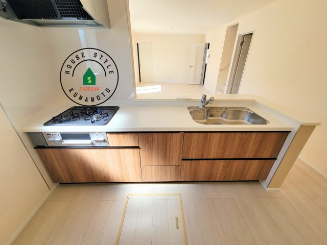 熊本市南区並建町第2-2棟（1号棟）のキッチン|ご家族を近くに感じられる対面キッチンのLDK。会話もはずみそうですね。