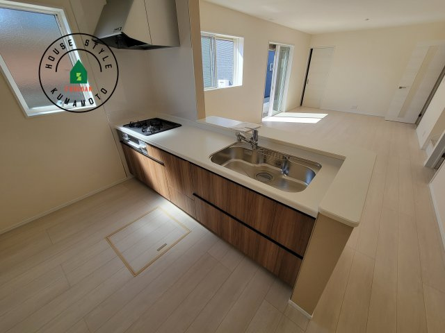 熊本市南区並建町第2-2棟（1号棟）のキッチン|ダイニングテーブルへの配膳がラクラク、お料理はかどるカウンター付きシステムキッチン！