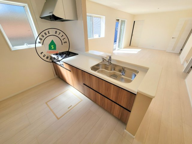 熊本市南区並建町第2-2棟（1号棟）のキッチン|ダイニングテーブルへの配膳がラクラク、お料理はかどるカウンター付きシステムキッチン！