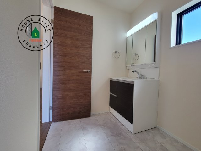 熊本市南区並建町第2-2棟（2号棟）の脱衣所|ゆとりの洗面スペースで朝の身支度もスムーズに。暮らしを快適に変えるシャワー付洗面台です！