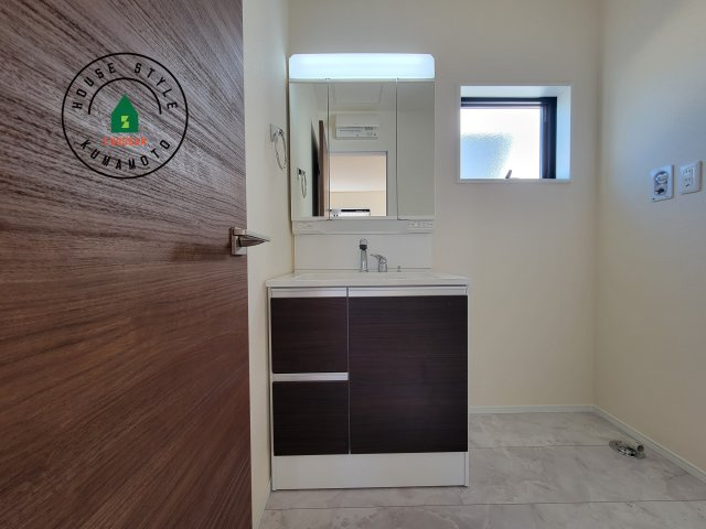 熊本市南区並建町第2-2棟（2号棟）の独立洗面台|毎日使うものだから清潔な空間を保ちたい水回り。洗面にはそんな願いを解消させてくれる収納アイデアが満載です。三面鏡の裏側にはキャビネットが現れ小物から背の高い物まで収納できます。