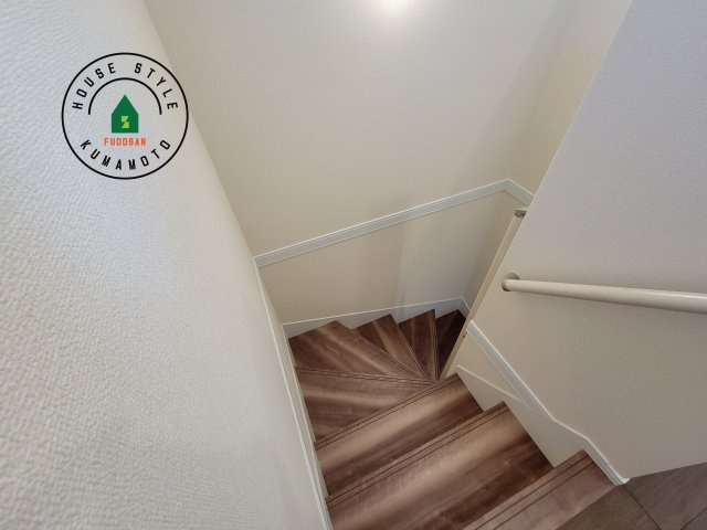 熊本市南区並建町第2-2棟（2号棟）の内装|＜手すり付階段＞手すりがないと階段の昇り降りで危険なことはもちろん、壁に手をつきながら歩くことで壁紙が汚れやすくなります。すべての方に快適に昇り降りしていただくため、手すりを設置しました。