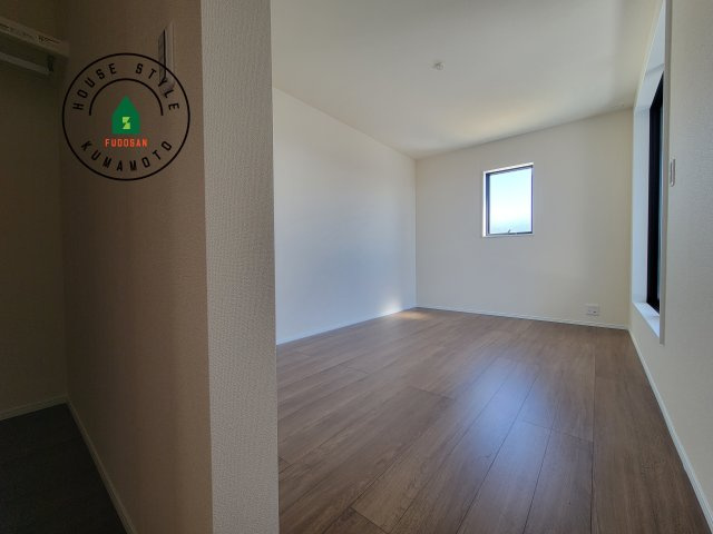 熊本市南区並建町第2-2棟（2号棟）の寝室|主寝室には収納力に優れたクローゼットがありますので、お部屋もすっきり片付きます。