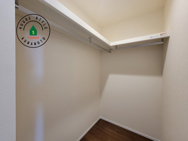 熊本市南区並建町第2-2棟（2号棟）の収納|洋服や大きな荷物が多い方や人数の多いご家族などは、一般的なクローゼットよりもウォークインクローゼットのほうが使い勝手が良いです。