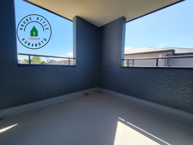 熊本市南区並建町第2-2棟（2号棟）のバルコニー|風をしっかりと感じられるバルコニーでは、毎日が洗濯日和です。広々としているので洗濯も楽しくなるでしょうし、気分転換にバルコニーからの眺めを楽しむのもいいでしょう。