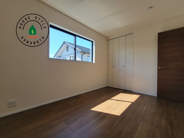 熊本市南区並建町第2-2棟（2号棟）の洋室|採光良好な洋室は全居室、複層ガラスの遮熱効果と断熱効果で、一年中快適に過ごせます。