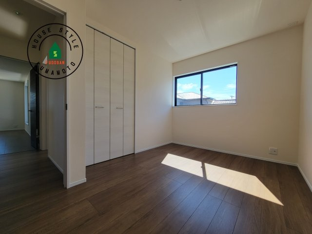 熊本市南区並建町第2-2棟（2号棟）の子供部屋|採光良好な洋室は全居室、複層ガラスの遮熱効果と断熱効果で、一年中快適に過ごせます。