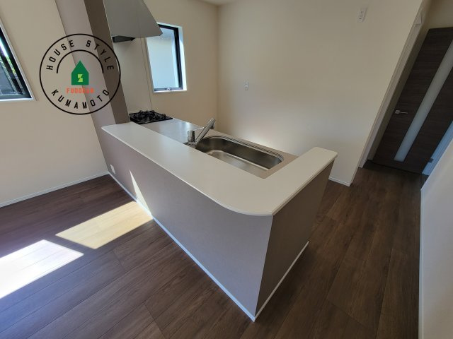 熊本市南区並建町第2-2棟（2号棟）のダイニング|会話が弾む場所として居心地の良いリビングです。