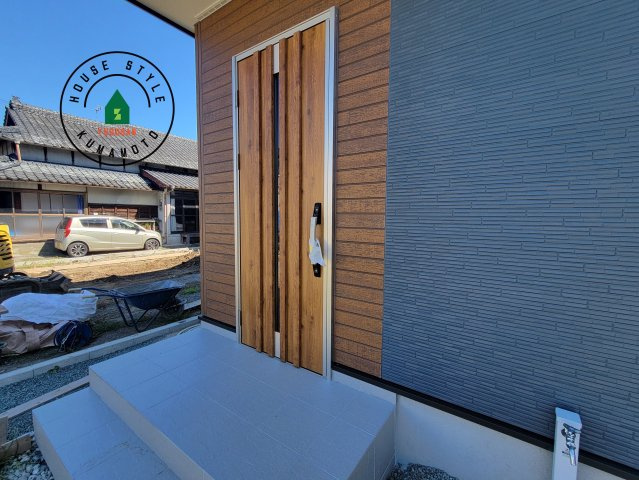 熊本市南区並建町第2-2棟（2号棟）の玄関|おでかけの時も帰った時も、「我が家」を最初に感じでもらえる素敵な空間に。