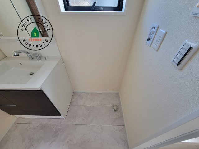 熊本市南区並建町第2-2棟（2号棟）のランドリースペース|追い炊きリモコン　システムバスはお風呂とリビングから操作可能です。