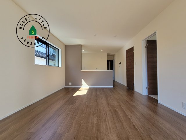 熊本市南区並建町第2-2棟（2号棟）の居間・リビング|キッチンからリビングをしっかり確認できます。家族の笑顔があふれる空間になりそうですね。