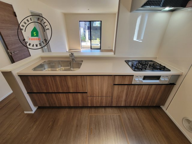 熊本市南区並建町第2-2棟（2号棟）のキッチン|ご家族を近くに感じられる対面キッチンのLDK。会話もはずみそうですね。