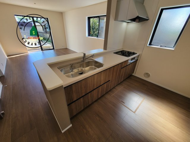 熊本市南区並建町第2-2棟（2号棟）のキッチン|ダイニングテーブルへの配膳がラクラク、お料理はかどるカウンター付きシステムキッチン！