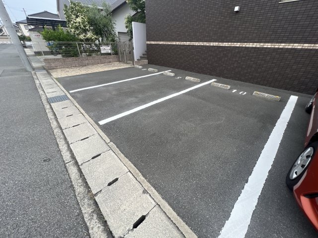 ラフィネコートの駐車場