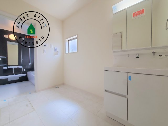 熊本市西区城山半田2丁目第2-6棟（4号棟）の内観：施工例|ゆとりの洗面スペースで朝の身支度もスムーズに。暮らしを快適に変えるシャワー付洗面台です！