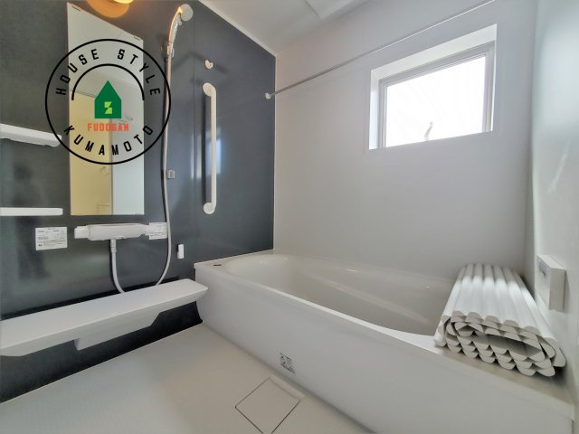 熊本市西区城山半田2丁目第2-6棟（4号棟）の内観：施工例|1日の疲れを癒してくれる広々バスルーム。雨の日のお洗濯にも大活躍な浴室乾燥機付です！