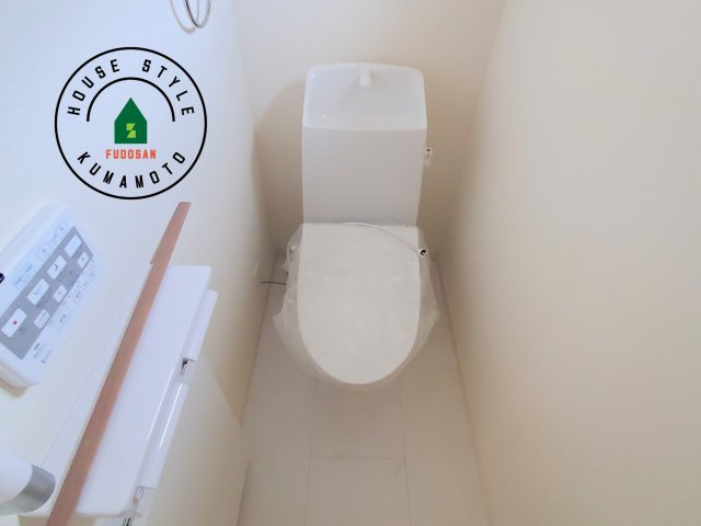 熊本市西区城山半田2丁目第2-6棟（4号棟）の内観：施工例|温水洗浄便座を完備しております。2ヶ所にトイレがあるのは朝の慌ただしい時間も安心です。