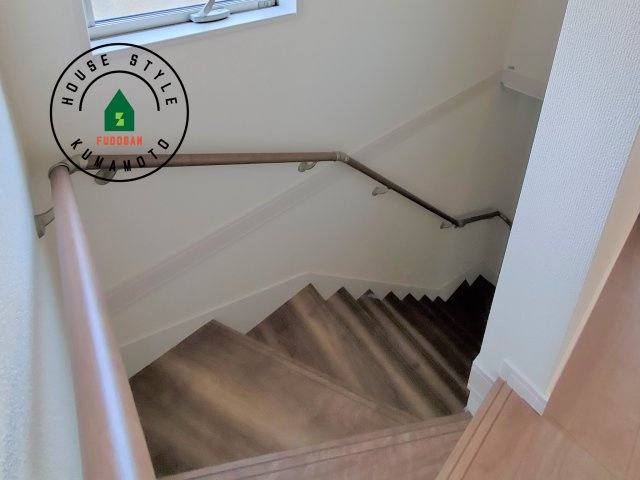 熊本市西区城山半田2丁目第2-6棟（4号棟）の内観：施工例|＜手すり付階段＞手すりがないと階段の昇り降りで危険なことはもちろん、壁に手をつきながら歩くことで壁紙が汚れやすくなります。すべての方に快適に昇り降りしていただくため、手すりを設置しました。
