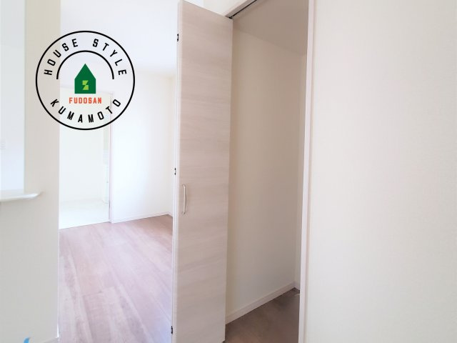 熊本市西区城山半田2丁目第2-6棟（4号棟）の内観：施工例|洋服や大きな荷物が多い方や人数の多いご家族などは、一般的なクローゼットよりもウォークインクローゼットのほうが使い勝手が良いです。