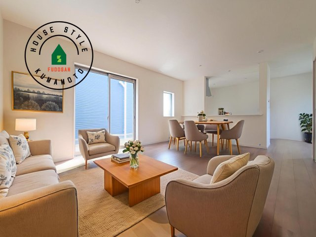 熊本市西区城山半田2丁目第2-6棟（4号棟）の内観：施工例|キッチンからリビングをしっかり確認できます。家族の笑顔があふれる空間になりそうですね。※家具はCGを合成したものです。