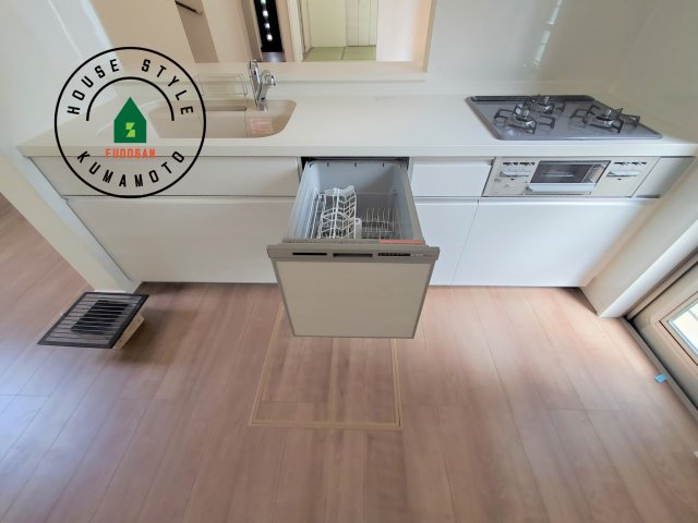 熊本市西区城山半田2丁目第2-6棟（4号棟）の内観：施工例|ご家族を近くに感じられる対面キッチンのLDK。会話もはずみそうですね。