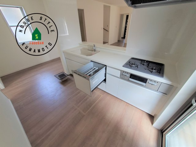 熊本市西区城山半田2丁目第2-6棟（4号棟）の内観：施工例|ダイニングテーブルへの配膳がラクラク、お料理はかどるカウンター付きシステムキッチン！