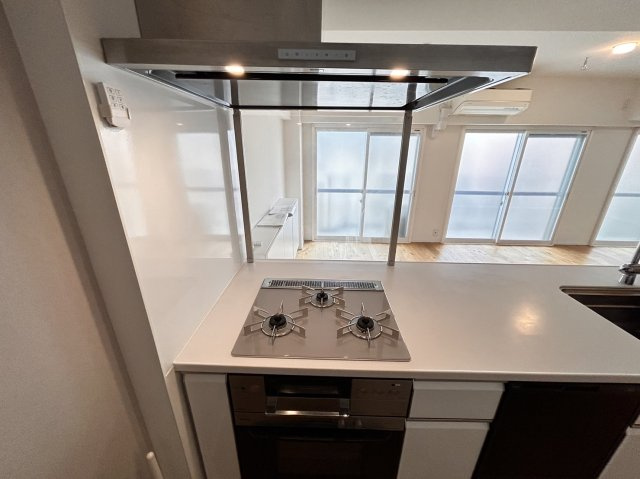 六甲ヒルズ篠原台のキッチン|3つ口コンロで効率よくお料理ができます♪