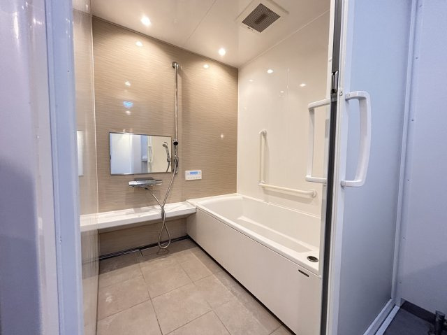 六甲ヒルズ篠原台の浴室|浴槽は足を伸ばしてリラックスできそうです♪