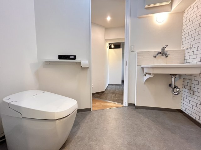 六甲ヒルズ篠原台のトイレ|トイレはタンクレスとなっており、お掃除のし易いようにと個室ではなく広々とした空間となっております！