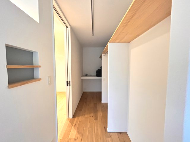 六甲ヒルズ篠原台の収納|ウォークインクローゼット。玄関からWICに行くことができ、そのまま着替えリビングへと動線を考え抜かれた設計です！