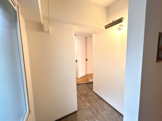 六甲ヒルズ篠原台の玄関|WIC側からの景色です♪ライトの下には絵を飾ったりしてアレンジもできそうです♪