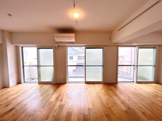 六甲ヒルズ篠原台の居間・リビング|無垢フローリングを採用したLDKは木材本来の雰囲気、ぬくもりを感じられます♪