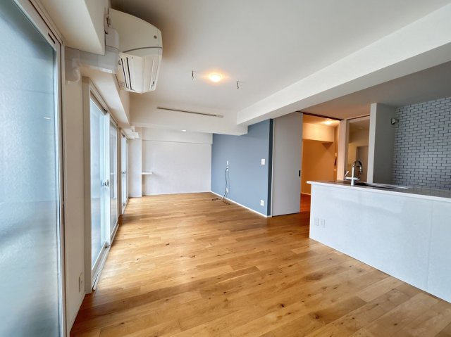 六甲ヒルズ篠原台の居間・リビング|くつろぎスペースとお食事スペースで分けてもお使いいただけるLDK。鮮やかなブルークロスの壁には75インチのテレビを壁掛けにできます♪