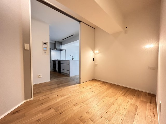 六甲ヒルズ篠原台の洋室|納戸約3.6帖。寝室としてお使いいただけます♪ベッドの高さに合わせてコンセントが配置されており、照明も可動式です！