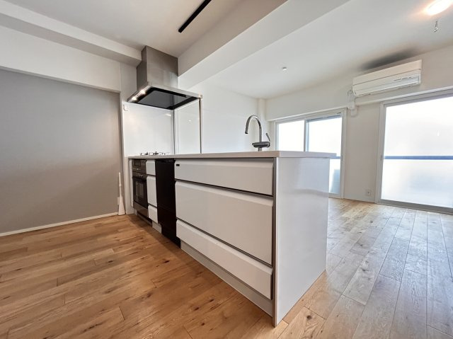 六甲ヒルズ篠原台のキッチン|システムキッチンのカラーにもこだわりが感じられます♪グローエ水栓を設置しております。