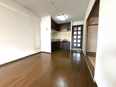 【居間・リビング】 | ファミリープラザ泉北光明池C棟 | ＬＤＫキッチン側を撮影しました。