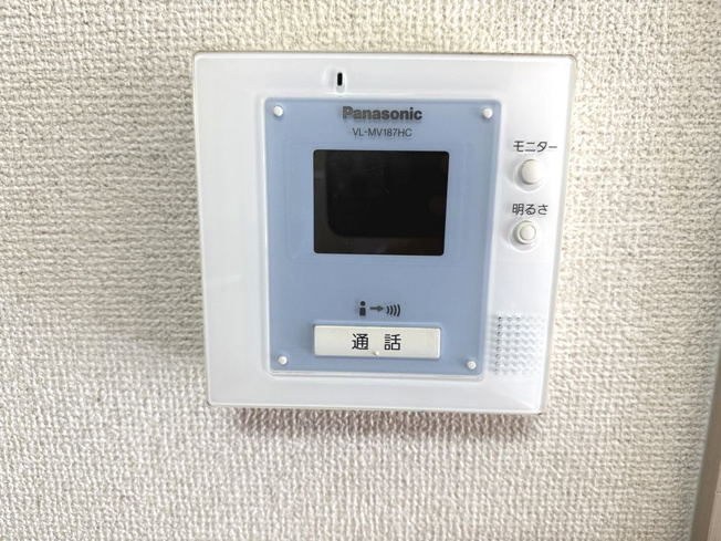 【防犯設備】 | ファミリープラザ泉北光明池C棟 | モニター付きインターホンです。