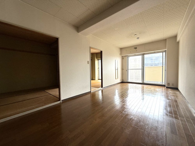 【居間・リビング】 | ファミリープラザ泉北光明池C棟 | リビングをキッチン側から撮影しました。日当たりも良好です。